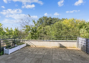 Appartement meublé T3 de 76m² en duplex à louer avec terrasse et garage à Crevin